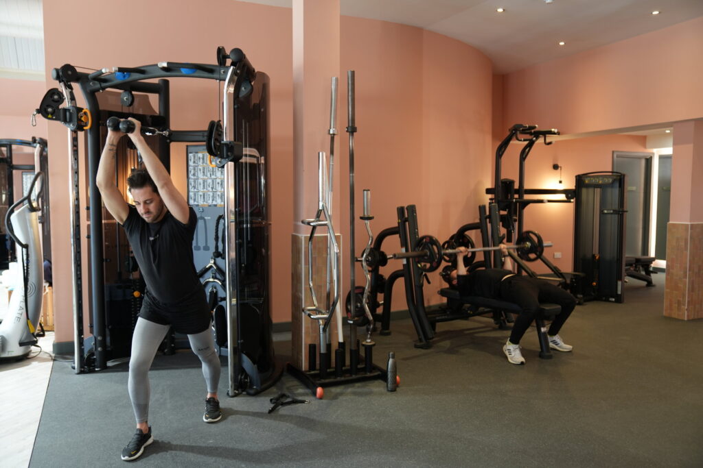 gym goers using gym equipment